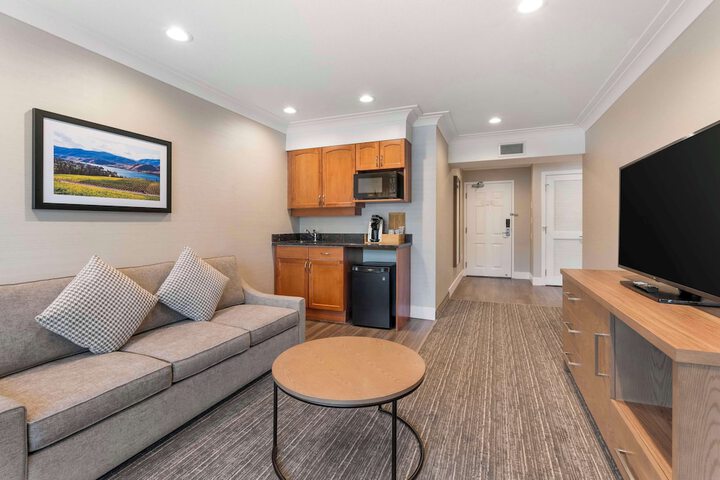 Best Western Plus Kelowna Hotel & Suites
