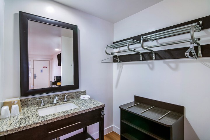 Room 18 of 33