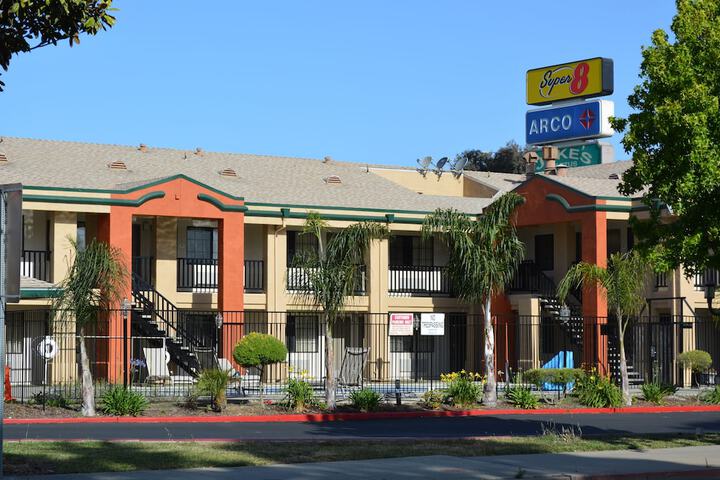 Super 8 by Wyndham Salinas