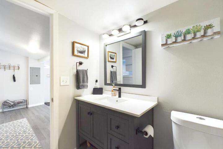 Main St. New with AC Monthly stays Charming Cottage KING BED