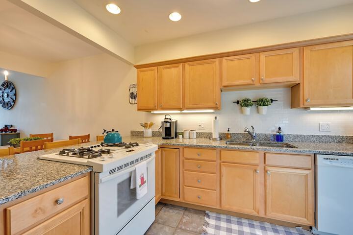 Bright Condo w / Community Perks: Near Ski Quechee!