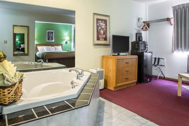 Econo Lodge Inn & Suites