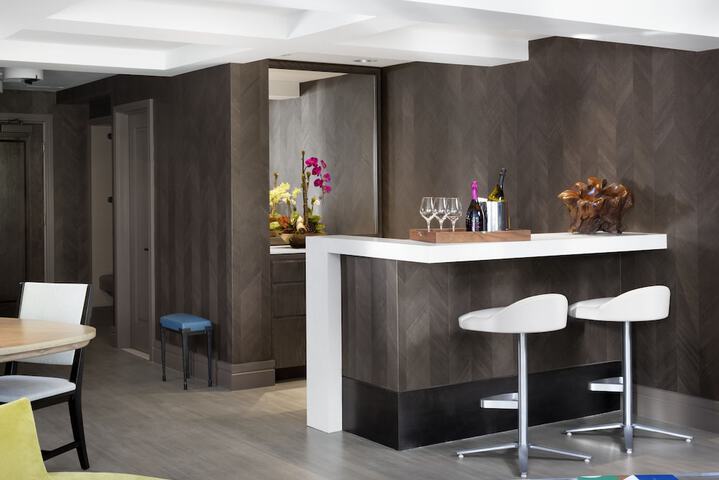 Lounge 52 of 70