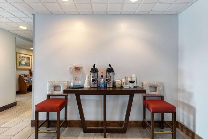 La Quinta Inn & Suites by Wyndham Omaha Airport Downtown