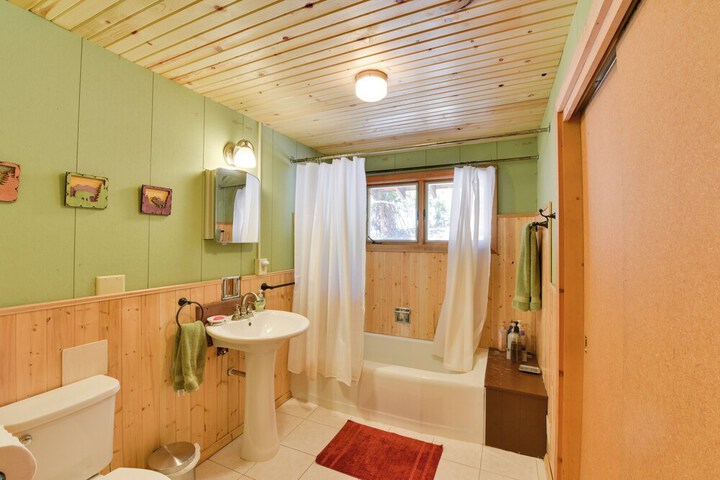 Idyllic Twin Lakes Escape w / Views of the Lakes