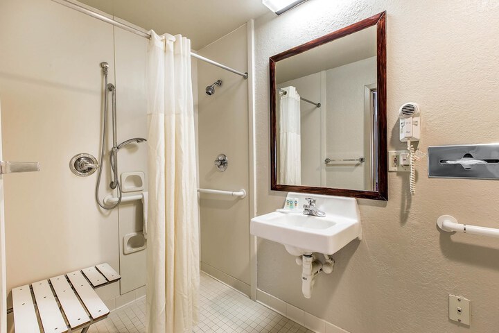Room 15 of 28