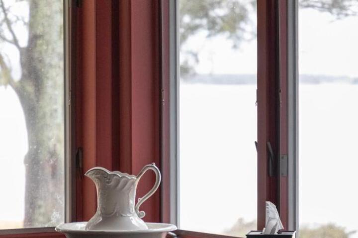 Sandbar Cedar Cottage on Lake Leelanau