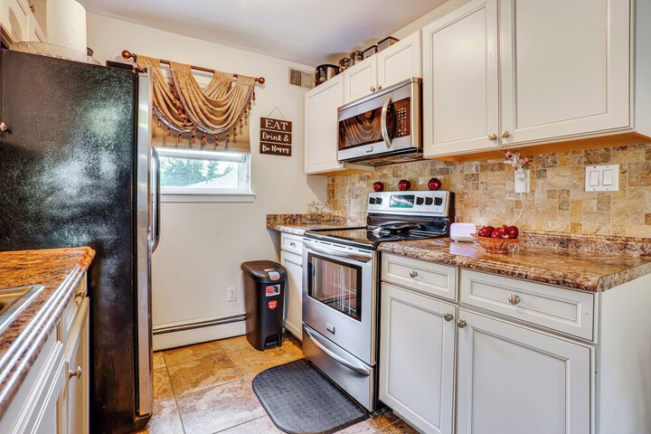 8 Mi to Long Beach: Cozy Apt w / Fenced Yard!