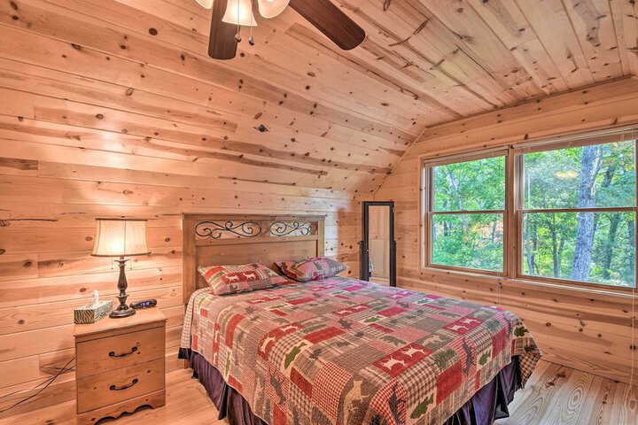 Secluded Cabin w / Deck 13 Miles to Downtown Murphy