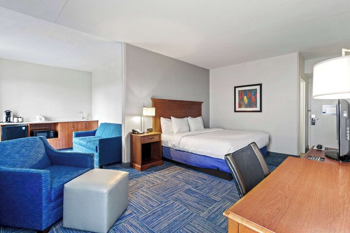 Room 33 of 62