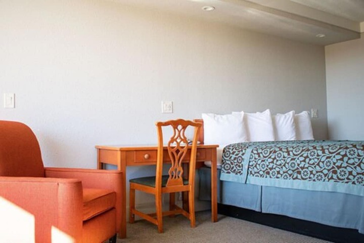 Room 13 of 33