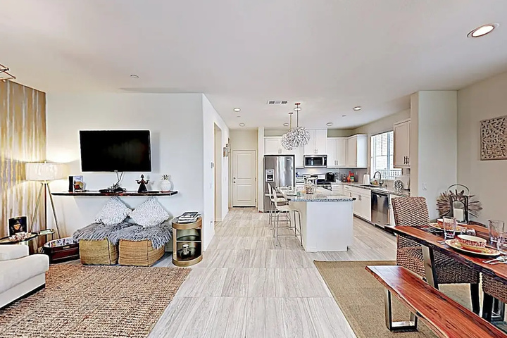Stunning Beach W / Pool Views, Bar & Arcade 3 Bedroom Condo