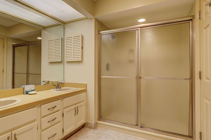 Room 33 of 121