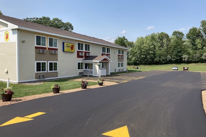 Super 8 by Wyndham Chisago City