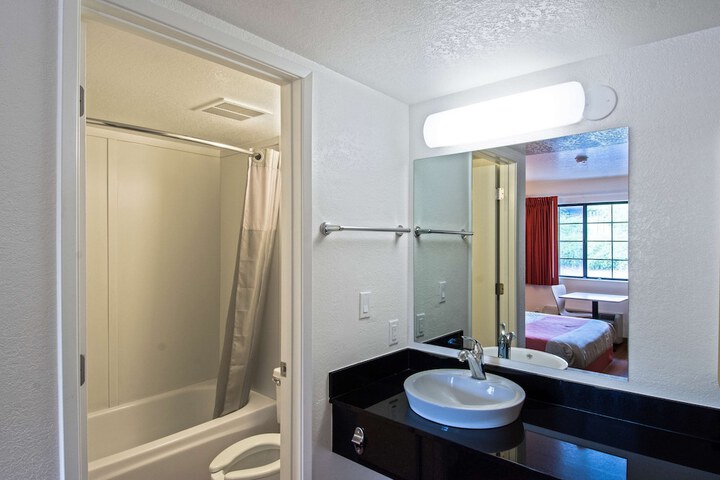 Room 17 of 25