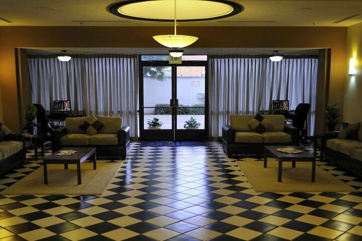 Lounge 10 of 11