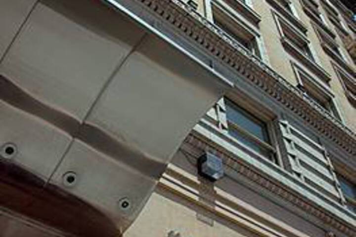 HOTEL METROPOLIS