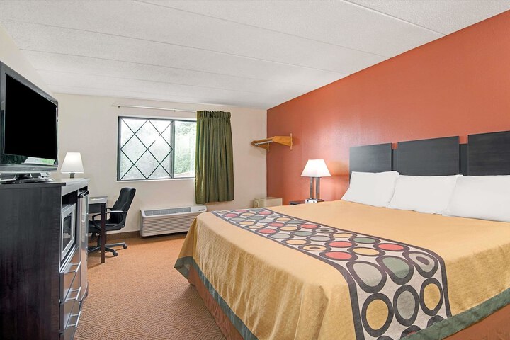 Super 8 by Wyndham Stamford / New York City Area