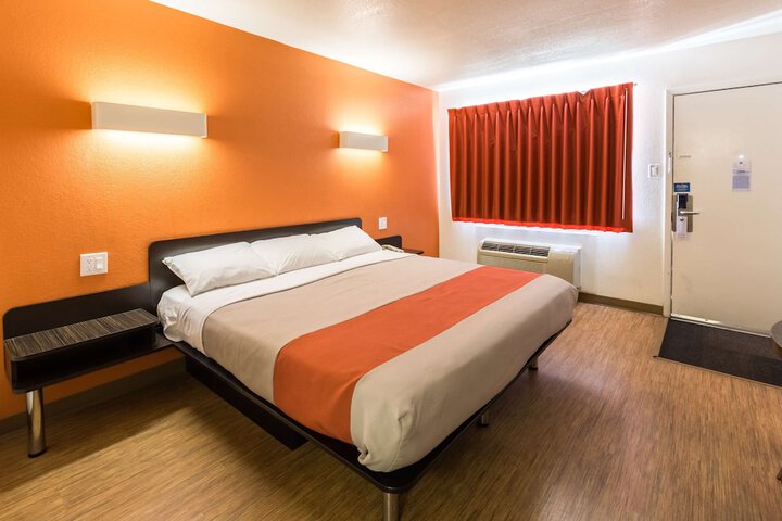Room 17 of 27