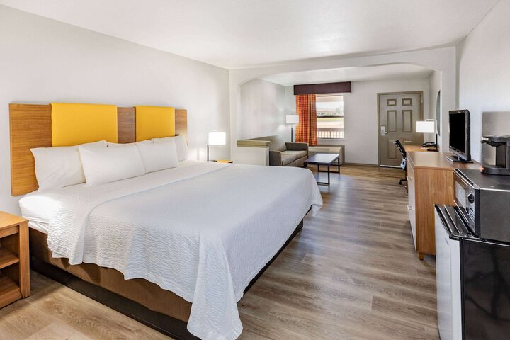 Days Inn & Suites by Wyndham Huntsville