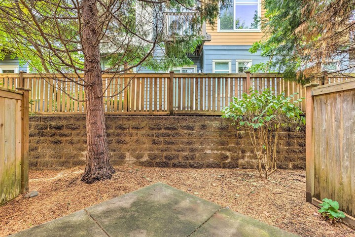 Walk to Local Shops & Eats! Quaint Issaquah Home