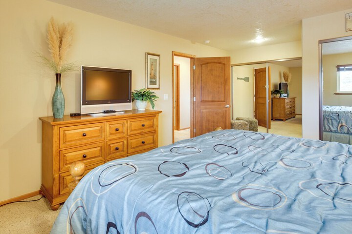 Lincoln Beach Condo w / Balcony + Ocean Views!