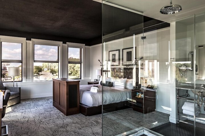 Room 10 of 28