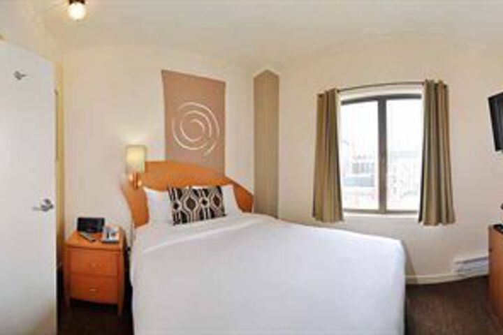 HOTEL METROPOLIS