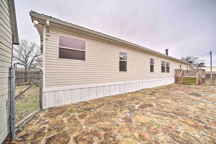 Eufaula Escape w / Deck - Steps to Lake!