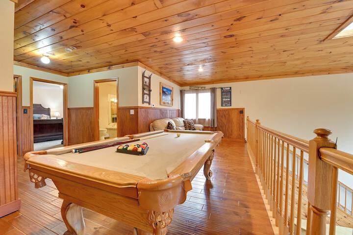 Walk to Hunter Village! Family Ski Retreat w / Deck