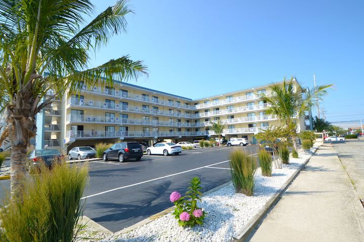 Coastal Palms Inn & Suites