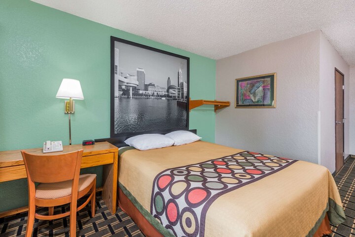 Super 8 by Wyndham Twinsburg / Cleveland Area