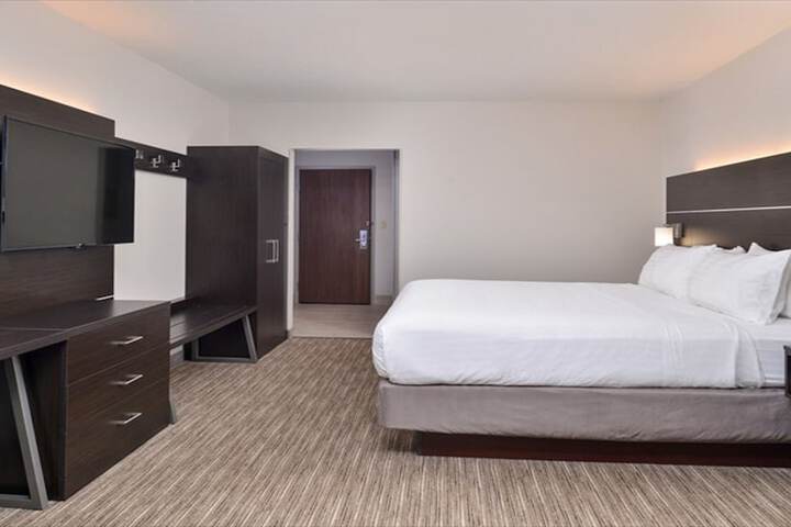 Holiday Inn Express & Suites Parkersburg East by IHG