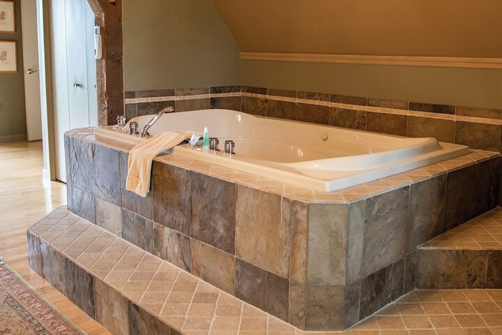 Twin Pine Manor Bed & Breakfast