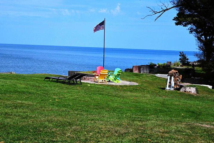 SeaSide Lake-Front Cottage