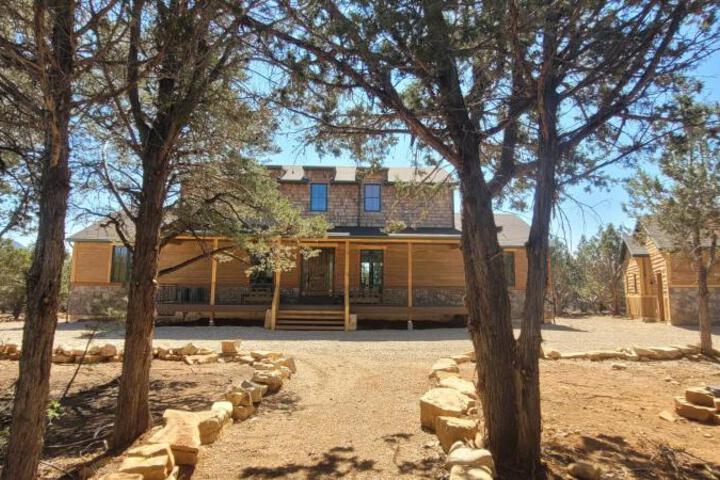 East Zion Trails Retreat-Hot tub Resort Amenities, Exceptional