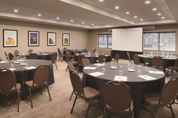 Embassy Suites by Hilton Milwaukee Brookfield