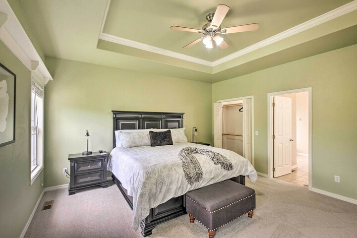 Bella Vista Home w / Yard: Half Mile to Trails!