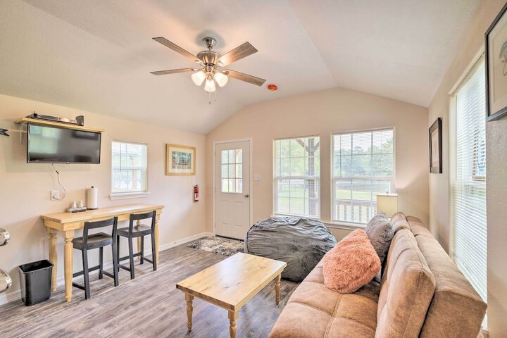 Lakefront Cabin w / Access to 2 Paddleboats!