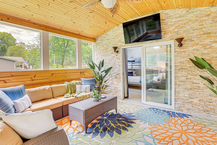 Family Home w / Hot Tub: 1/2 Mi to Lake Milton