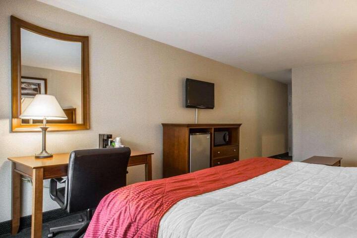 Clarion Inn & Suites at the Outlets of Lake George