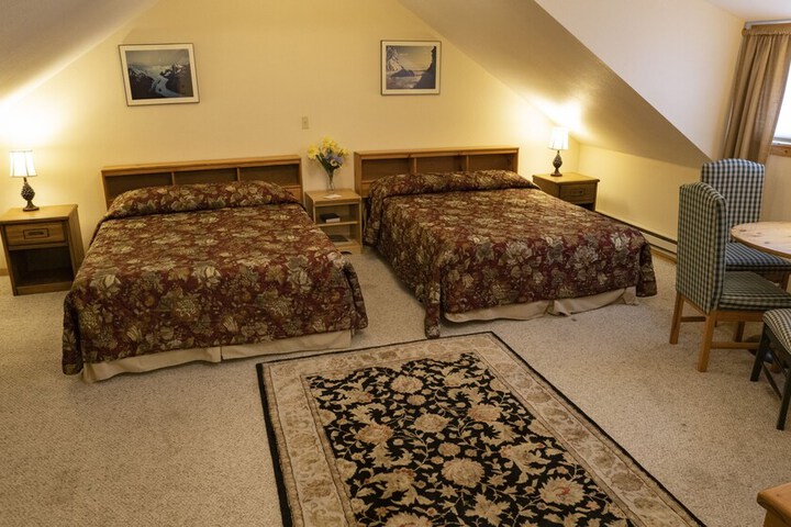 Whittakers Motel & Historic Bunkhouse