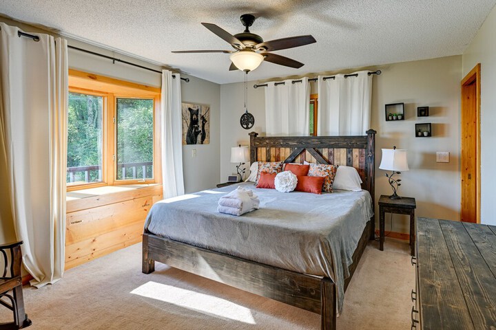 Cullowhee Mountain Retreat w / Deck and Fire Pit!
