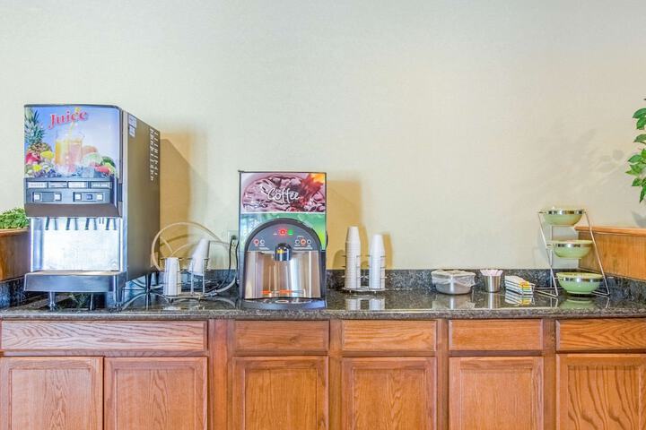 Breakfast/Coffee Service 33 of 40