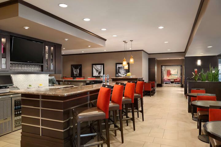 Lounge 44 of 51