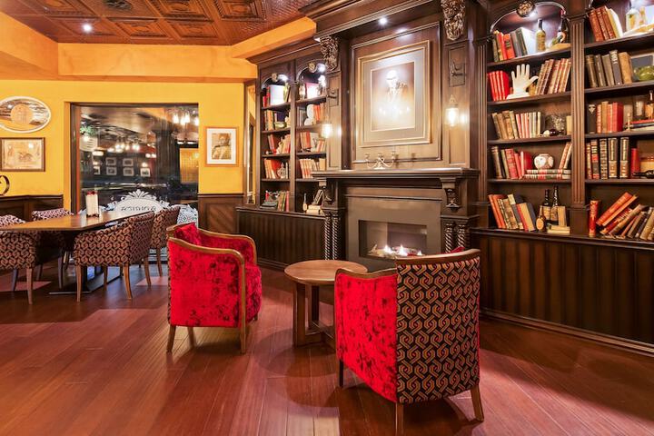 Lounge 147 of 153