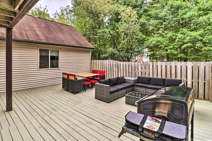 Chic Long Pond Family Home w / Fire Pits & Deck!