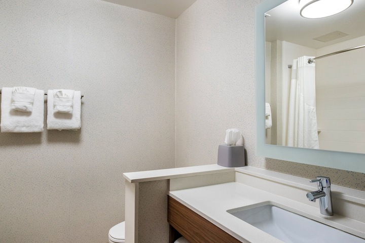 Holiday Inn Express & Suites Racine by IHG