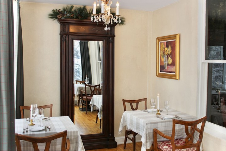 Dining 37 of 46