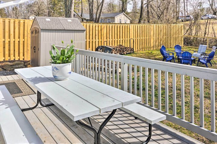 Downtown Brevard Retreat With Fire Pit & Deck!